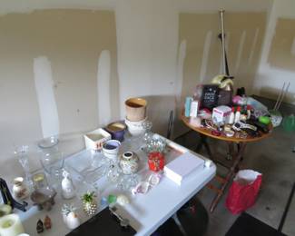 Miscellaneous decorative items, vases, and personal care