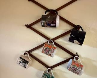 AccordionStyle Wooden Wall Mug Rack