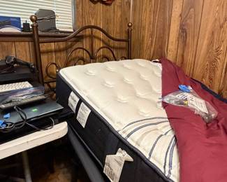 Adjustable Bed w/ Near new Mattress 