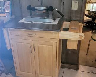 Rolling kitchen island