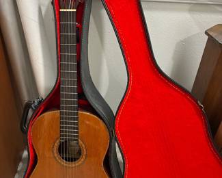 Takamine C132S guitar & case