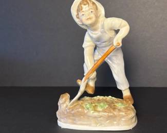 110 royalworcesterbonechinachildfigurin