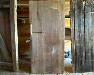 430 oldwoodplankdoorwithlatchandpadlo