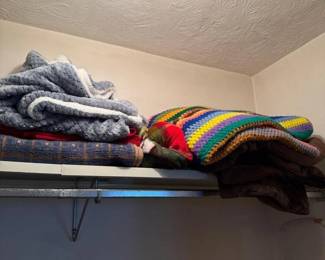 354 assortedblanketsandthrowsincludingc