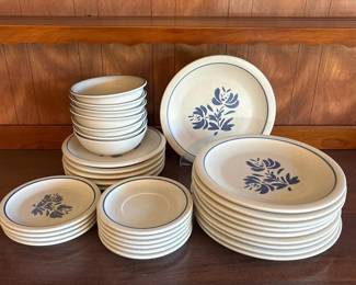 415 pfaltzgraffbluefloralstonewaredinner
