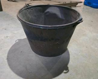 148 largeironcauldronwithrivetedhandles