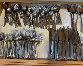 242 stainlesssteelflatwareassortment
