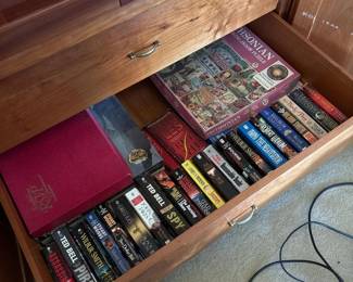 360 assortedpaperbacknovelsandjigsawpuz