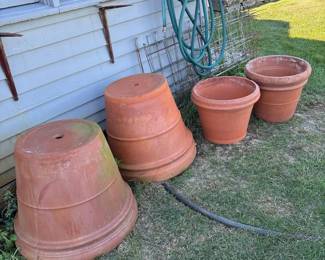 391 fourlargeterracottagardenpotsitalia