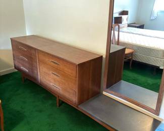 091 vintagebroyhillsculptramcmdresser