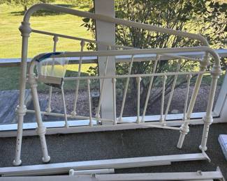 502 fullsizewhitemetalbedframeinvicto