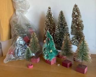 370 vintagebottlebrushchristmastreeswit