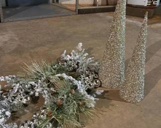 195 christmasgarlandandglitterconetrees