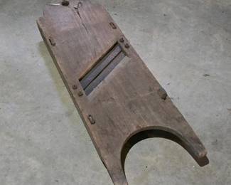 157 antiquewoodenslicingboardwithironb