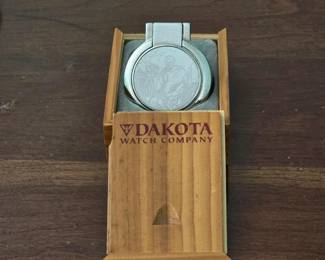 129 dakotawatchcompanyquartztravelclock