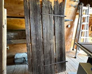 431 weatheredwoodplankdoorwithjaggedto