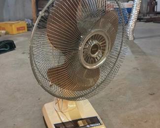 178 vintagelasko18oscillatingtablefan