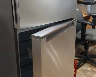 Whirlpool WRT112CZJZ00 Top-Freezer Refrigerator