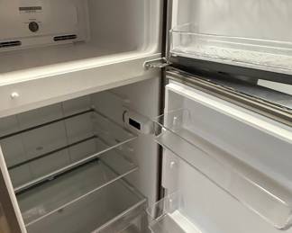 Whirlpool WRT112CZJZ00 Top-Freezer Refrigerator