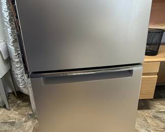 Whirlpool WRT112CZJZ00 Top-Freezer Refrigerator