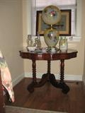 center table with large Gone with the Wind lamp
