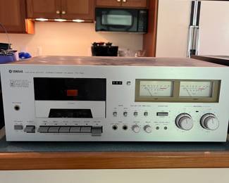 T79 - $120. 1979 - 81 Yamaha Natural Sound Stereo Cassette Deck Model TC - 720. Powers on.