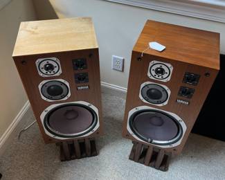 T97 - $300. Pair of vintage Yamaha wood speakers, model NS-690 II. 14" x 12" x 33"T. Overall good condition, 1 top has sun fading and staining as shown in photos, pet hair on surface.