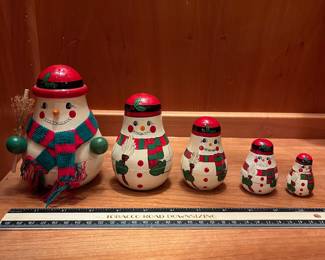 T78 - $15. Vintage Kurt Adler wooden nesting snowmen, set of 5. Excellent condition.