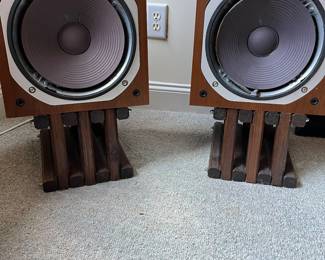 T97 - $300. Pair of vintage Yamaha wood speakers, model NS-690 II. 14" x 12" x 33"T. Overall good condition, 1 top has sun fading and staining as shown in photos, pet hair on surface.