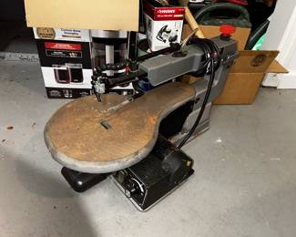 Variable speed scroll saw
