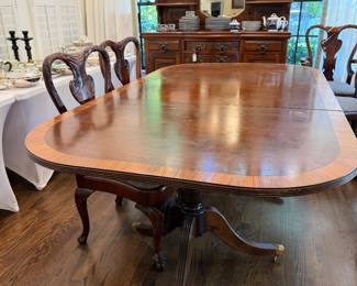 MAHOGANY DINING ROOM TABLE WITH 2 LEAVES