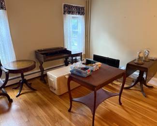 Drop leaf table