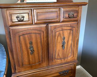Vintage Thomasville 5 piece bedroom Set (includes wardrobe, 2 end tables, dresser and mirrors)