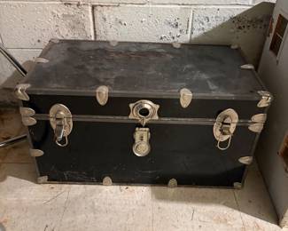 vintage mid-century flat-top footlocker storage trunk