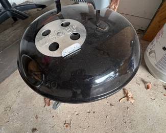 Small tailgate or campting charcoal grill