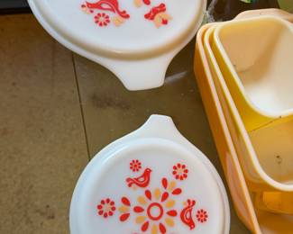 Incomplete pyrex, missing bowls