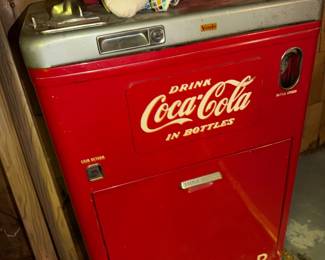 wicked cool Vendo CocaCola Fridge midmodern old and gorgeous 1940-1950s Spintop lid