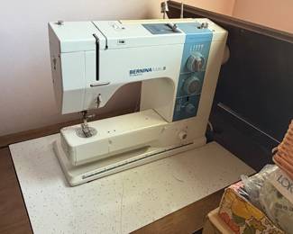  Bernina matic 910 Electric sewing machine in cabinet