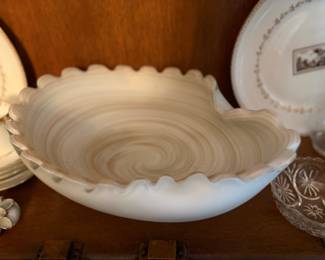 vintage Murano glass scalloped footed bowl