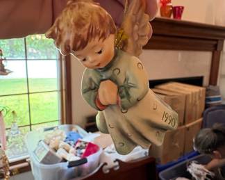 Goebel Hummel Peace on Earth 1990 Angel Ornament #243