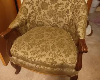 VINTAGE SITTING CHAIR