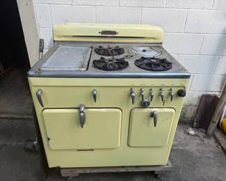 Available for pre-sale! Vintage Chambers Gas Range – Complete with all original pieces. Previous owner reports it was operational when last checked. Current operation has not been independently tested. Sold as-is. Fantastic restoration candidate!