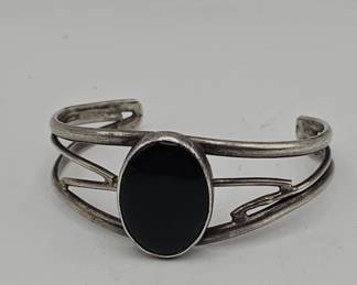 067  Lot 26h  Vintage sterling silver and onyx cuff bracelet