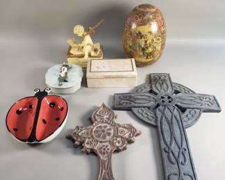 Lot 349  Box of misc trinket boxes, satsuma style egg, etc