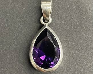 117  Lot 650h  Vintage sterling silver and amethyst pendant