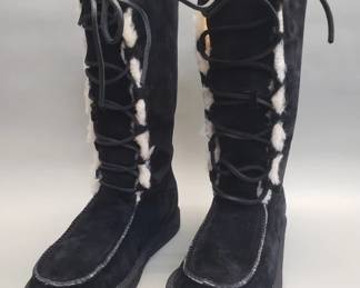 Lot 322  UGG Australia Uptown ll boots