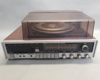 Lot 114  Vintage Craig AMFM radio, turntable and 8 track