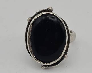 065  Lot 41h  Vintage sterling silver and onyx cabochon ring