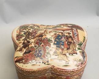 Lot 409  Chinese Satsuma style porcelain trinket box