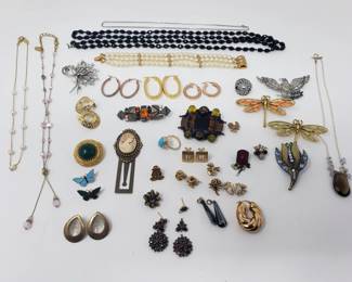 Lot 628  Group of costume jewelry, necklaces, brooches,